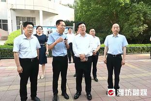 ️撒狗粮，女友亲吻阿尔瓦雷斯：我的冠军